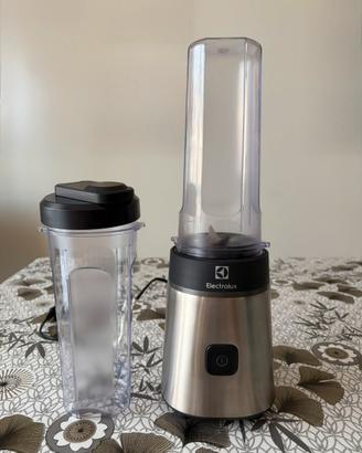 Frullatore Electrolux con 2 boccali