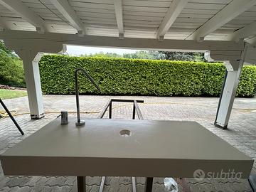 Mensola bagno in resina con rubinetto