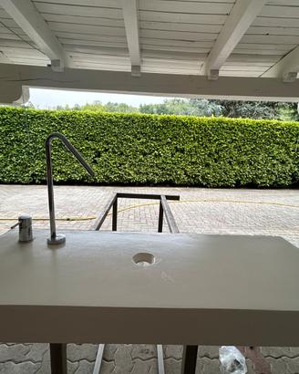 Mensola bagno in resina con rubinetto