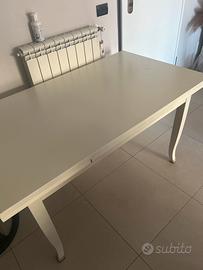 Tavolo in legno bianco