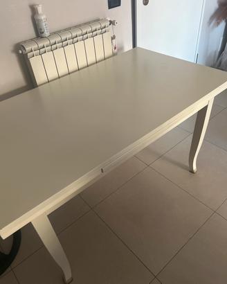 Tavolo in legno bianco