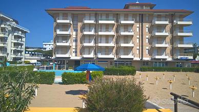 Fronte mare con piscine nuovo