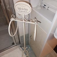 Piantana porta asciugamani in ferro battuto color 