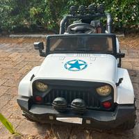 Jeep elettrica bianca