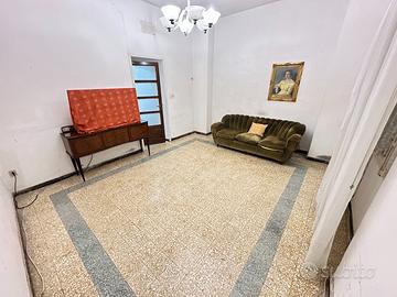 Cagliari, via Aosta pentavano 188 mq con cortile