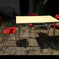 Tavolo in formica con cassetto