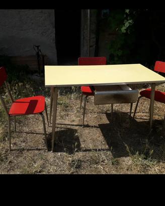 Tavolo in formica con cassetto