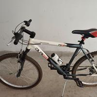 Bicicletta mountain  bike