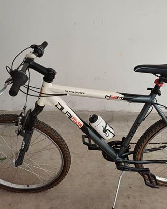Bicicletta mountain  bike