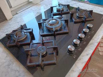 piano cottura con base in vetro scuro