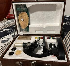 Microscopio vintage con libro