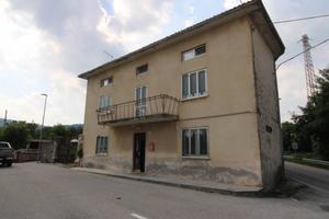 Casa indipendente di 295 m² con 4 locali e box aut