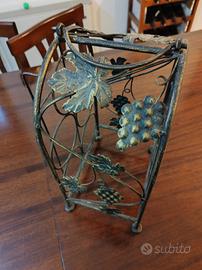 Cantina in ferro per vino