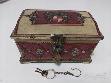 scatola latta antica forziere.