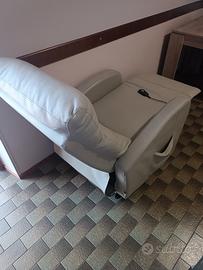 Poltrona reclinabile con pedaliera elettronica