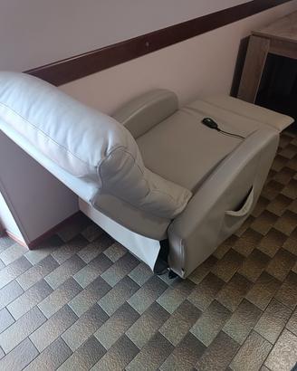 Poltrona reclinabile con pedaliera elettronica