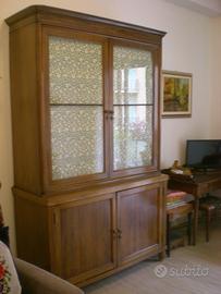 Credenza con vetrina in noce.