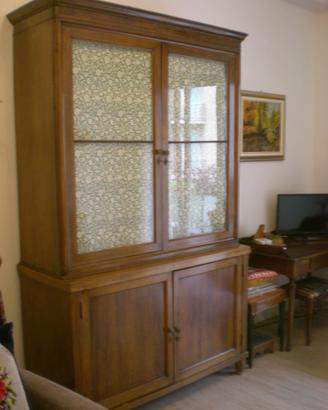 Credenza con vetrina in noce.