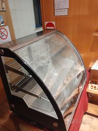 vetrina frigo da sistemare
