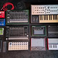 Stock per musica elettronica – Roland, Moog, Akai