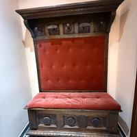 Appendiabiti e cassapanca in noce italiano.