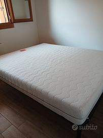 Letto matrimoniale con doghe completo di materasso