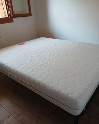Letto matrimoniale con doghe completo di materasso