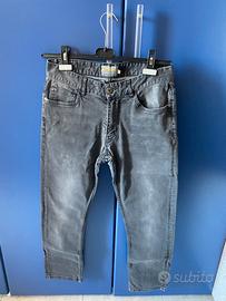 Pantaloni neri