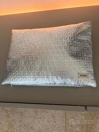 Cuscino in pelle Fendi