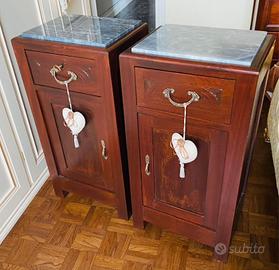 Coppia di comodini in legno