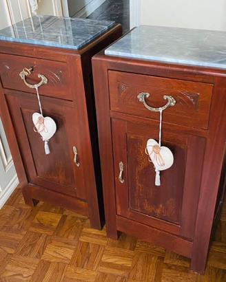 Coppia di comodini in legno