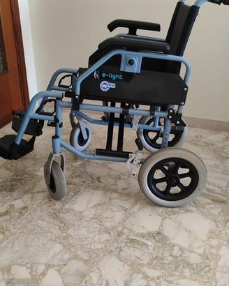 Sedia a rotelle pieghevole in alluminio