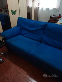 divano in velluto blu 