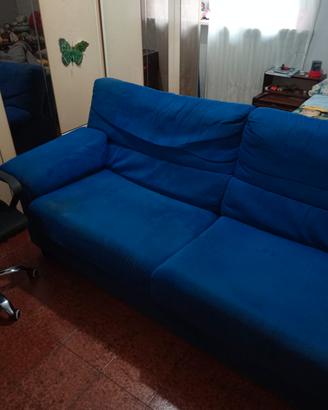 divano in velluto blu 