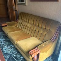 Divano vintage in velluto e legno