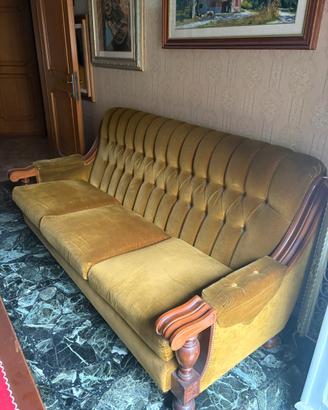 Divano vintage in velluto e legno