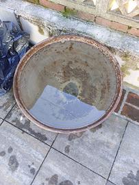 Antico calderone in ghisa