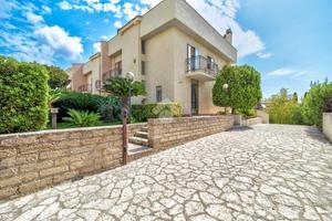 VILLA A SCHIERA D'ANGOLO A CIVITAVECCHIA