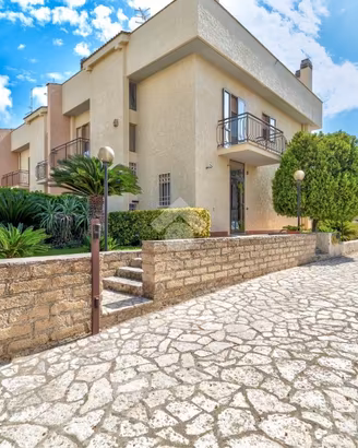 VILLA A SCHIERA D'ANGOLO A CIVITAVECCHIA