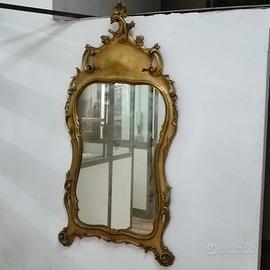 Specchio con cornice dorata, lo stile Luigi XV