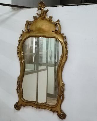 Specchio con cornice dorata, lo stile Luigi XV