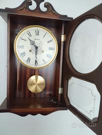 Orologio a pendolo in legno.