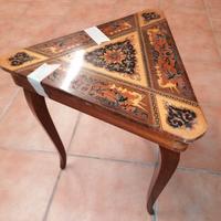 tavilino triangolare in legno 