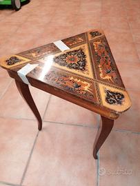 tavilino triangolare in legno 