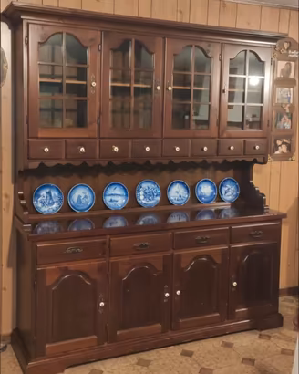 credenza in legno porta piatti con vetrinetta