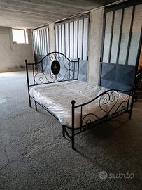 Letto matrimoniale con volute e medaglione dipinto