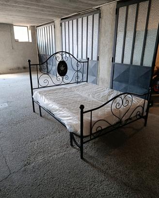 Letto matrimoniale con volute e medaglione dipinto