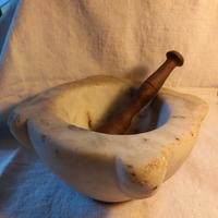 Mortaio in marmo genovese antico.