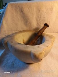 Mortaio in marmo genovese antico.