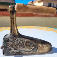 ANTICO VECCHIO FERRO DA STIRO OTTONE BRONZO CARBON